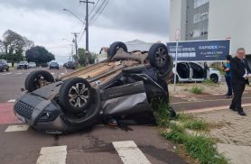 Carro capota após acidente no Bairro Maria Luiza