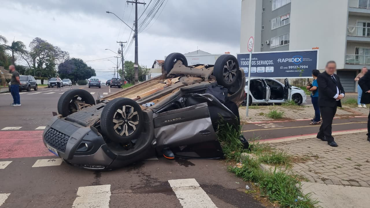 Carro capota após acidente no Bairro Maria Luiza