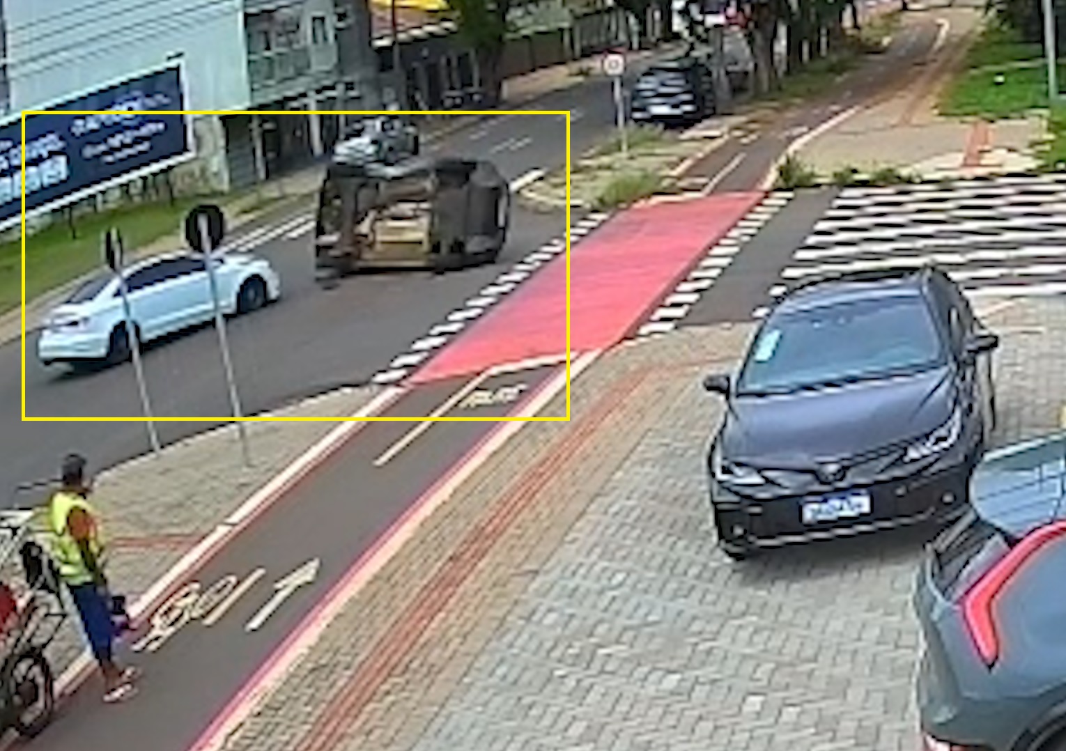 Veja Duster capotando após acidente com Audi A3