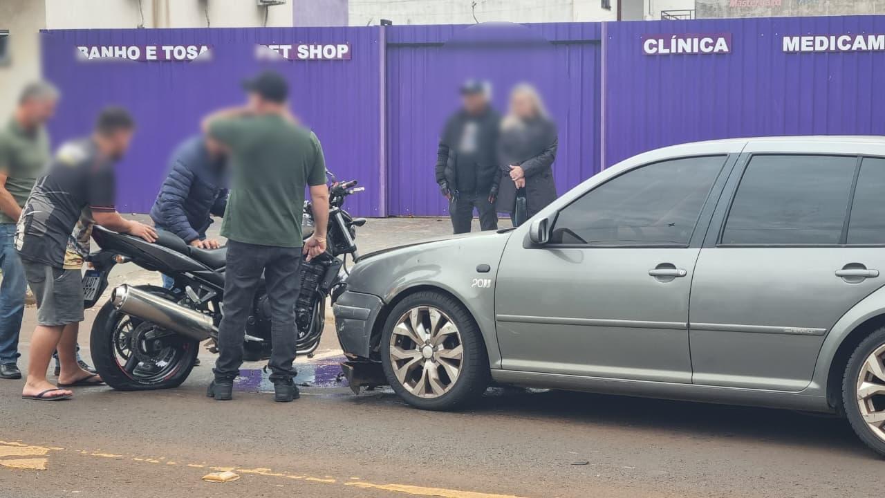 Após atropelar cachorro, motociclista bate contra Golf na Avenida Tito Muffato