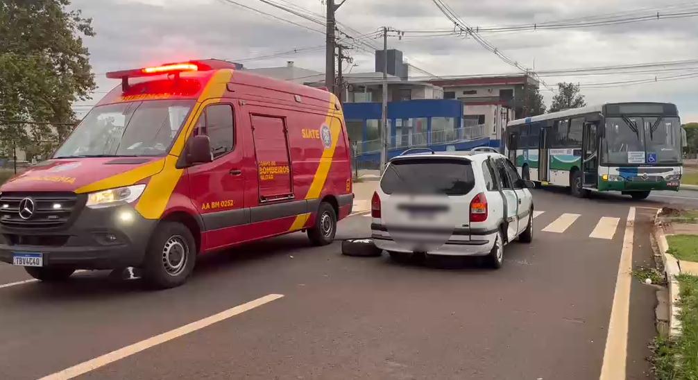 Siate atende vítimas após colisão entre Zafira e ônibus na Avenida Assunção