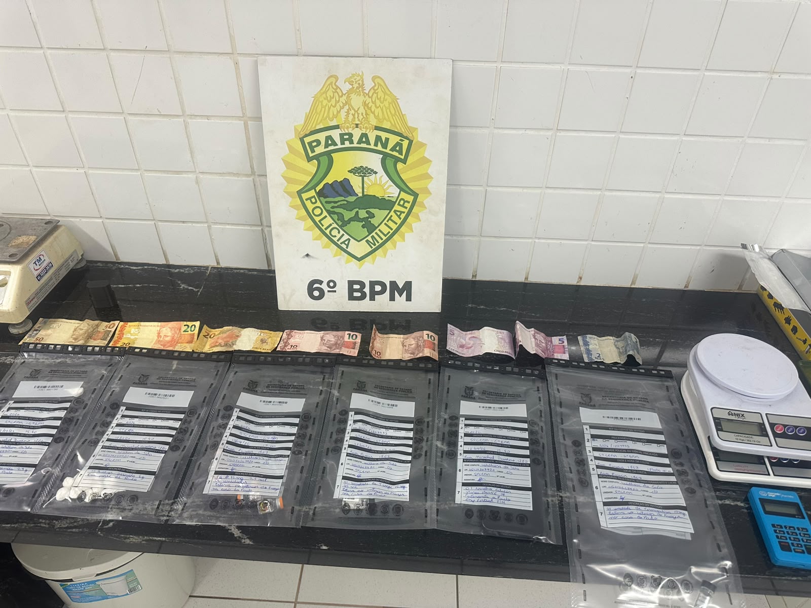 Imagem referente a Cocaína, balanças e máquina de cartão: Delivery de drogas é desmantelado em Cascavel