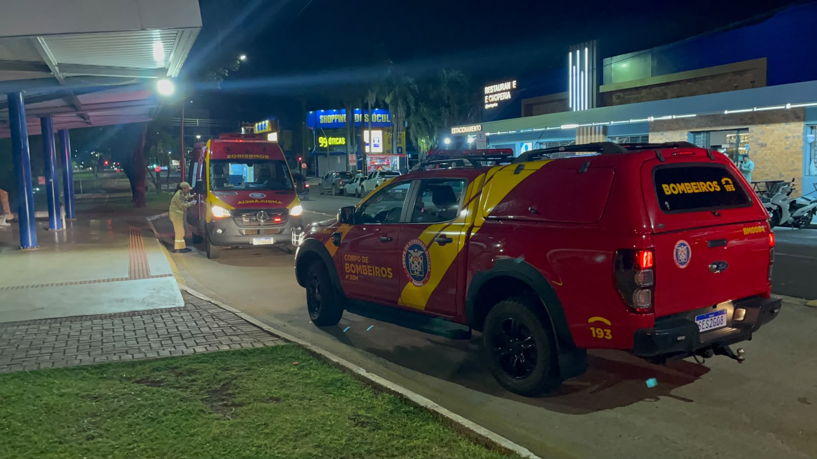 Vítima é esfaqueada em ponto de ônibus na Avenida Brasil