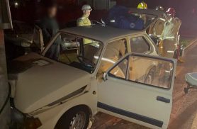 Veículo de colecionador atinge poste e homem fica ferido em grave acidente no Brasmadeira