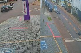 Veja o momento em que motociclista atropela cachorro e colide contra Golf na Avenida Tito Muffato
