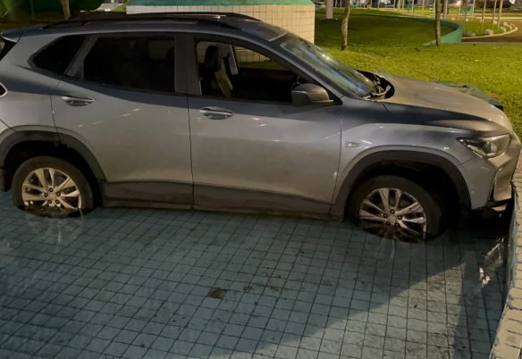 Creta invade chafariz da Praça do Migrante após motorista perder o controle