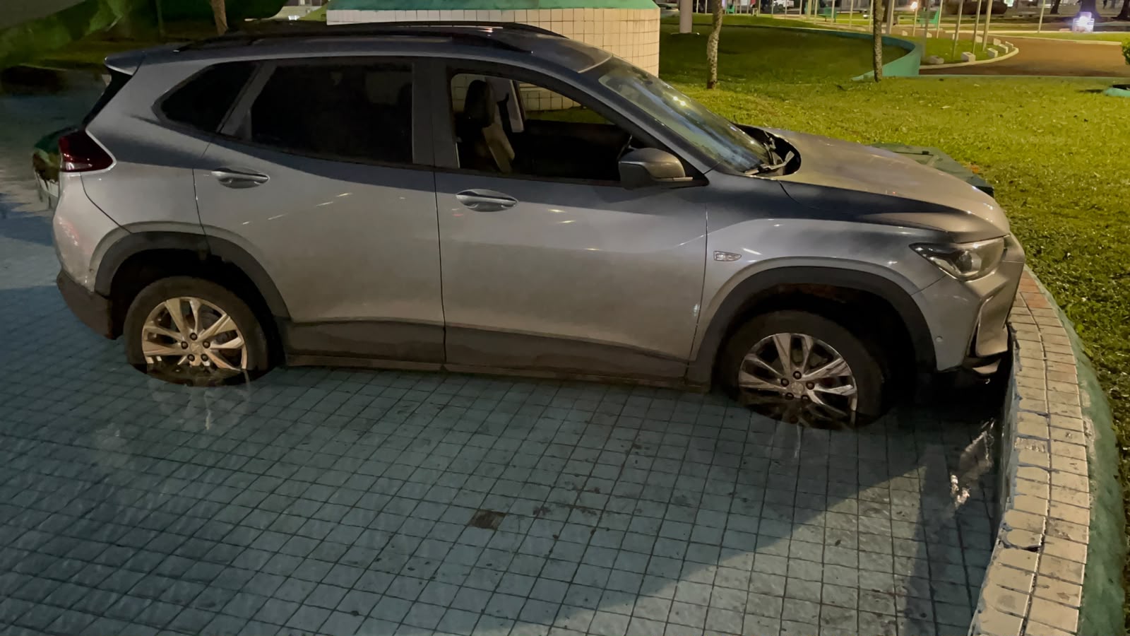 Creta invade chafariz da Praça do Migrante após motorista perder o controle