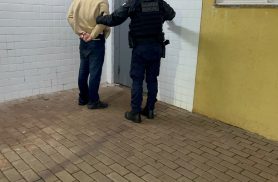 Motorista é detido após perder o controle e parar com Creta dentro de chafariz em Cascavel