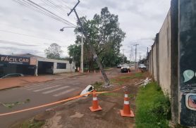 Meriva bate contra poste e deixa estrutura danificada no Periolo
