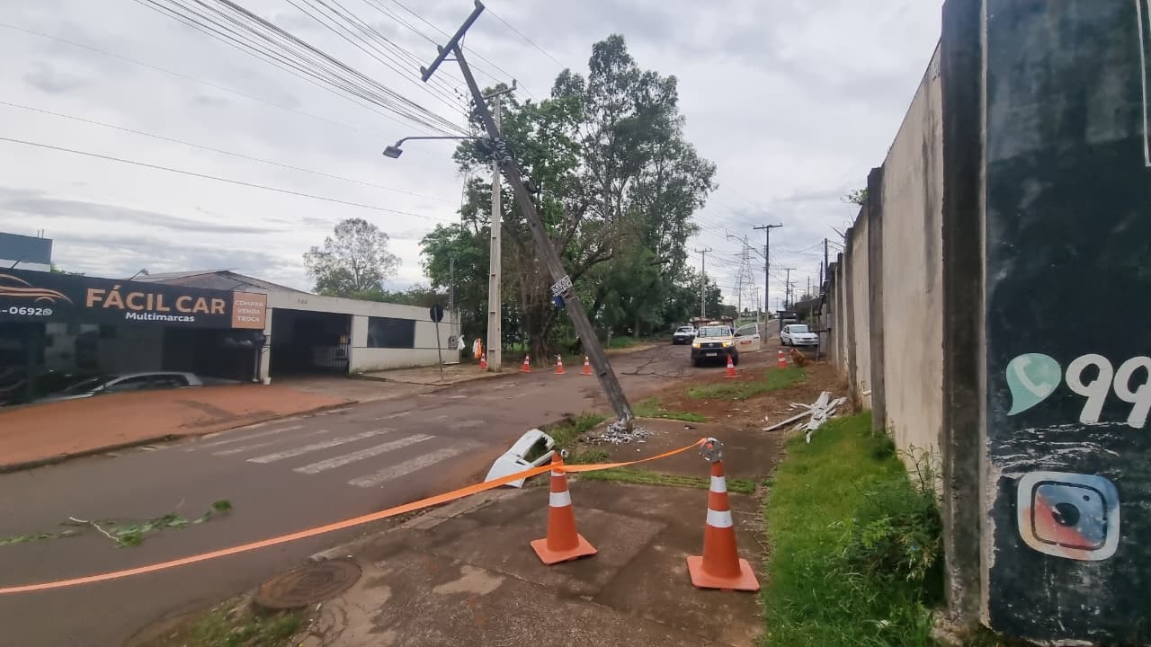 Meriva bate contra poste e deixa estrutura danificada no Periolo