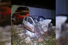 Jovem morre após atropelar cavalo e bater carro em muro de subestação no Paraná Jovem morre após atropelar cavalo e bater carro em muro de subestação no Paraná