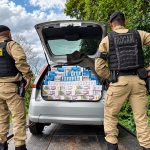Imagem relativa a PM apreende carro carregado com cigarros contrabandeados na PR-566