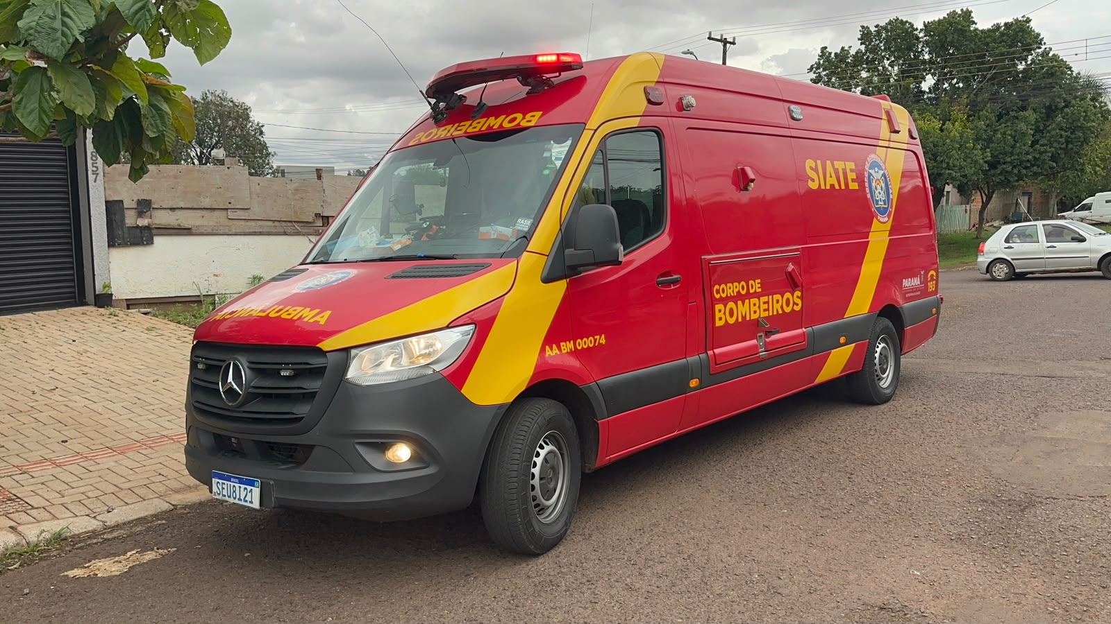 Motociclista de 21 anos fica ferido após acidente; motorista foge sem prestar ajuda