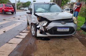 Carros se envolvem em forte colisão na Avenida Piquiri, em Cascavel