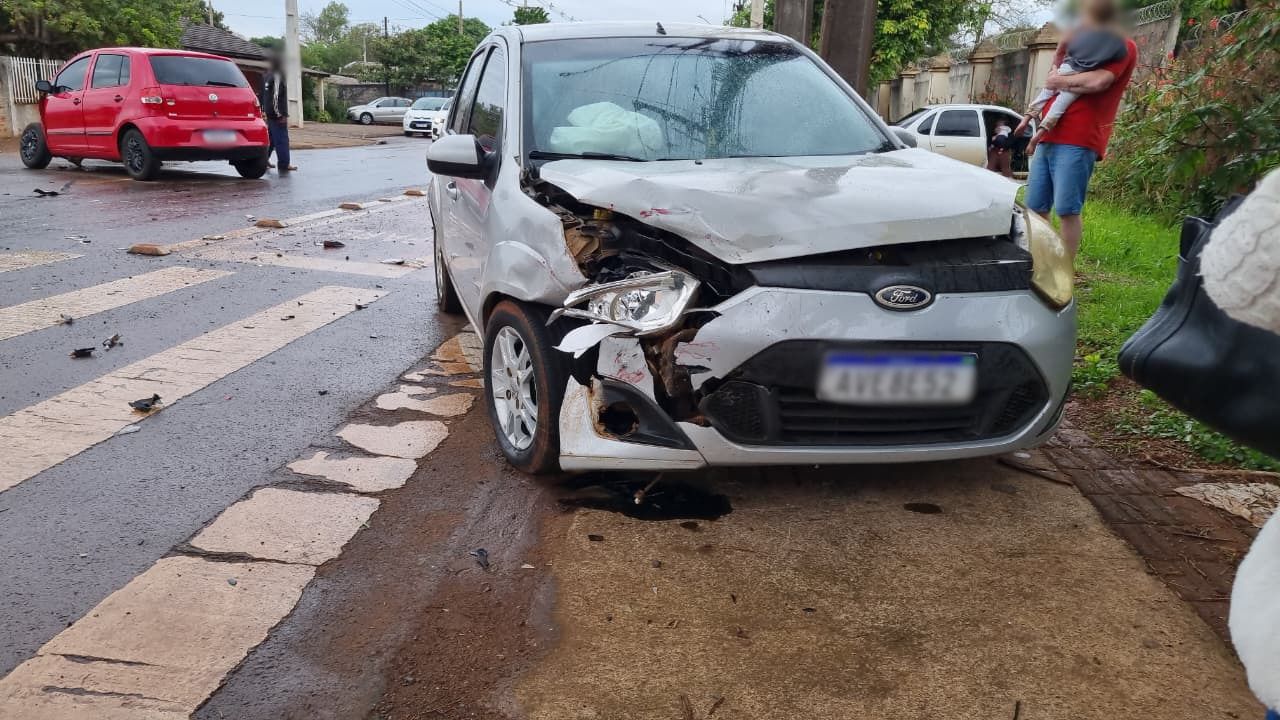 Carros se envolvem em forte colisão na Avenida Piquiri, em Cascavel