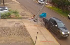 Vídeo: L200 bate contra poste, derruba sofá da caçamba e motorista foge