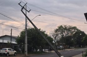 Caminhonete bate em poste e motorista foge após acidente no Bairro Universitário