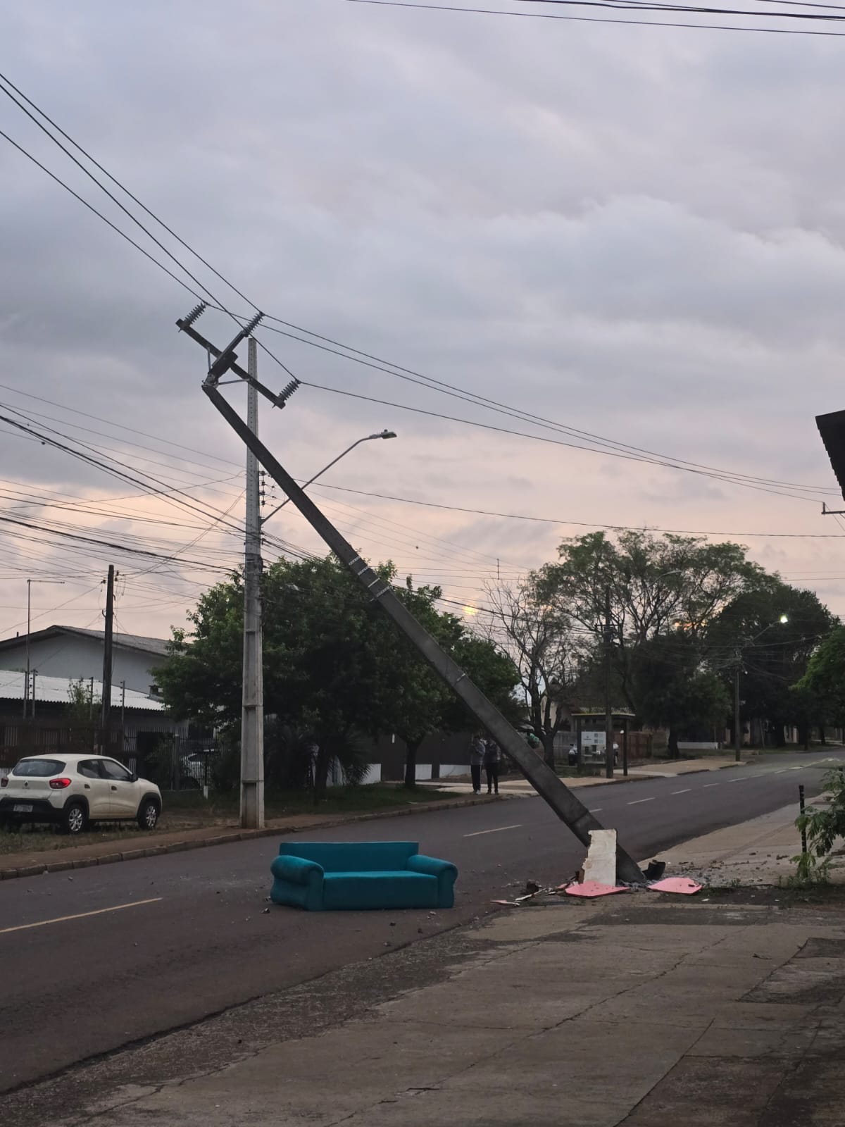 Caminhonete bate em poste e motorista foge após acidente no Bairro Universitário
