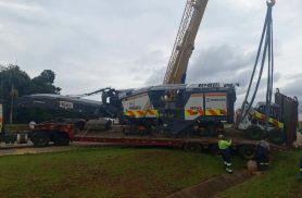 Carreta sai da pista durante manobra de retorno na BR-163