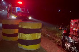 Motoboy tenta passar por área isolada, bate em barreira de concreto e fica ferido