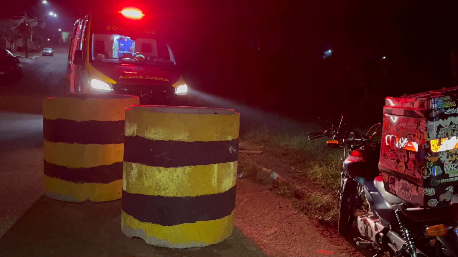 Motoboy tenta passar por área isolada, bate em barreira de concreto e fica ferido