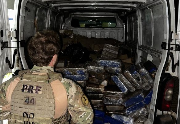Frete de R$ 2,8 mil termina com apreensão de 350 kg de maconha na BR-467