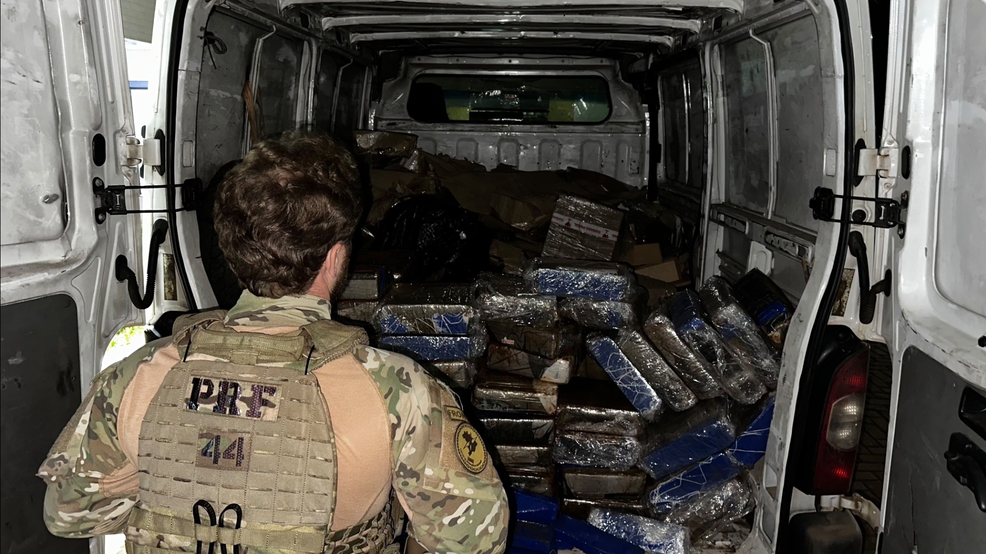 Frete de R$ 2,8 mil termina com apreensão de 350 kg de maconha na BR-467