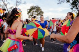 Entre sombrinhas e passos rápidos, hoje é dia de celebrar o frevo