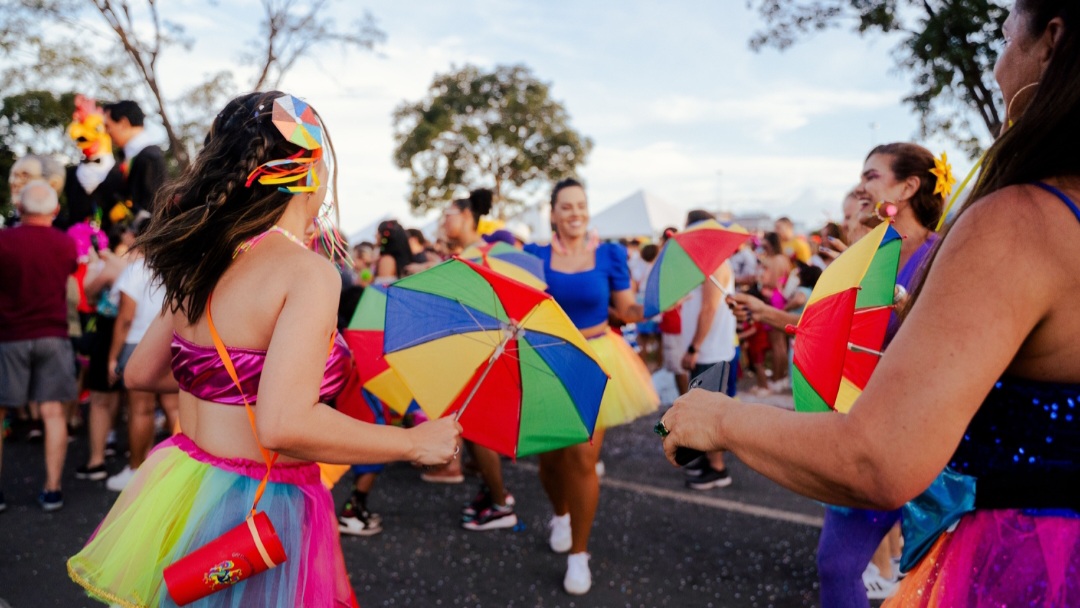Imagem referente a Entre sombrinhas e passos rápidos, hoje é dia de celebrar o frevo