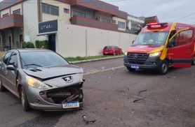 Golf vai parar na calçada após forte colisão com Peugeot no Bairro Neva