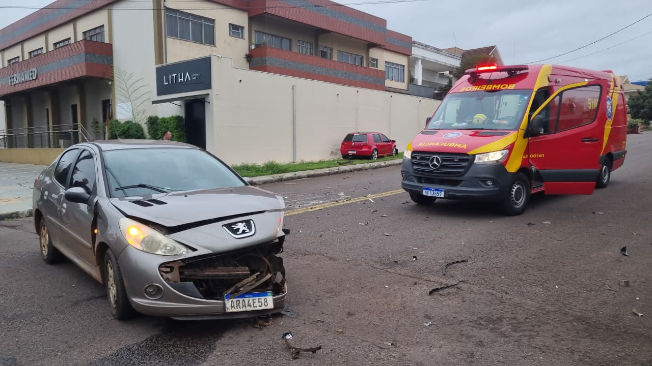 Golf vai parar na calçada após forte colisão com Peugeot no Bairro Neva