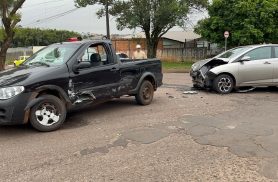 Hyundai HB20 e Fiat Strada batem no Bairro Santo Onofre, em Cascavel