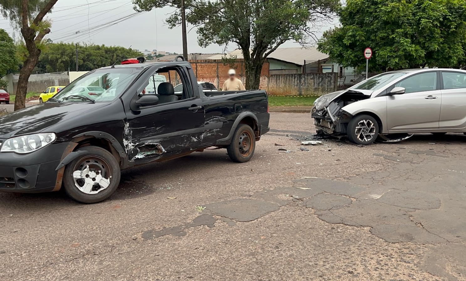 Hyundai HB20 e Fiat Strada batem no Bairro Santo Onofre, em Cascavel
