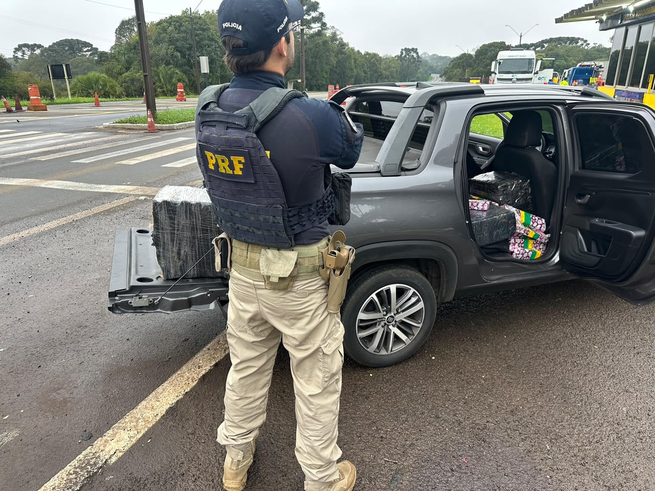 PRF apreende 897 kg de drogas em duas ações na BR-277, em Guarapuava Imagem referente a PRF apreende 897 kg de drogas em duas ações na BR-277, em Guarapuava