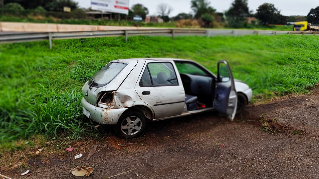 Fiesta capota após ser fechado por carro na PRc-467, em Cascavel