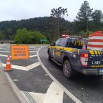 Atenção motoristas: BR-476 segue totalmente interditada; PRF orienta evitar a região Imagem relativa a Atenção motoristas: BR-476 segue totalmente interditada; PRF orienta evitar a região