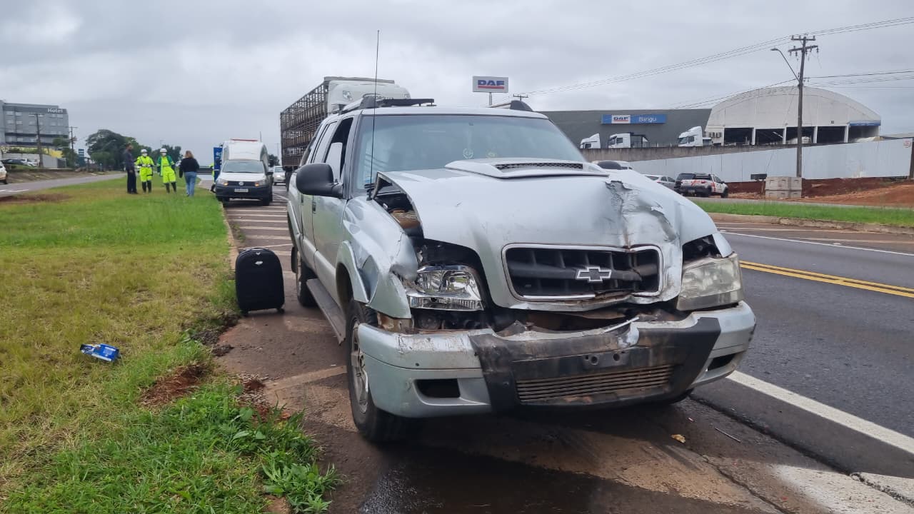 Motorista freia na BR-277 para não atropelar cachorro e Saveiro é atingida na traseira por S10