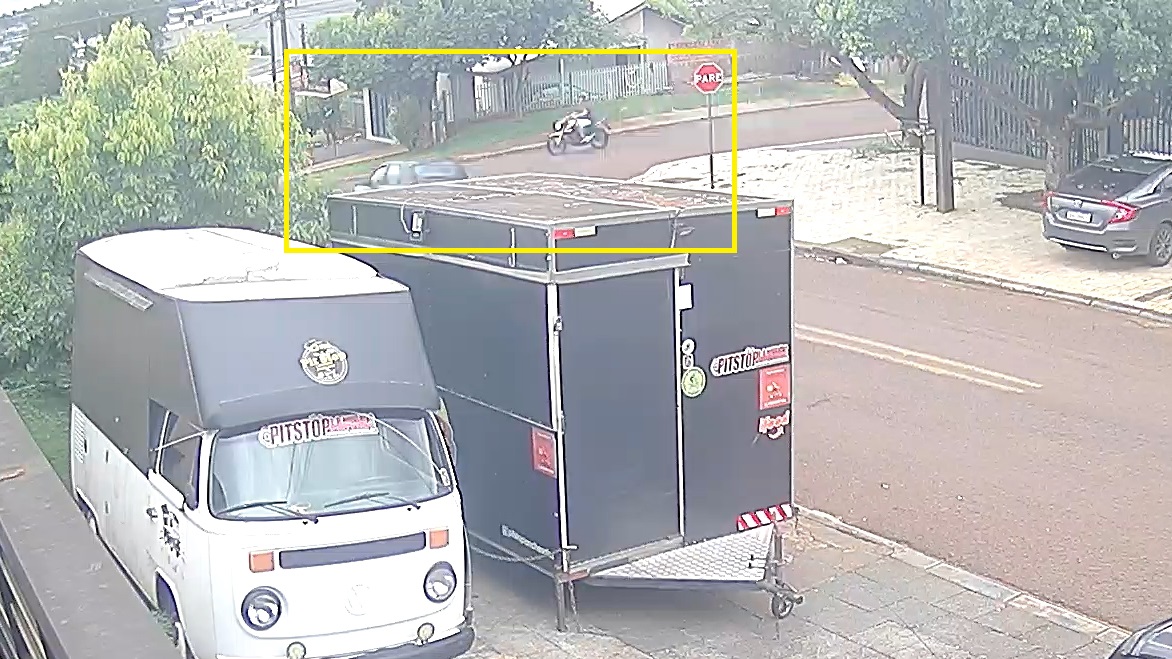 Nova câmera registra acidente entre carro e motocicleta no Bairro Floresta