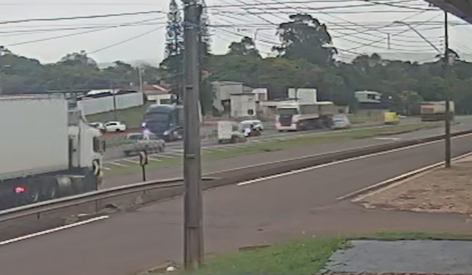 Vídeo mostra BR-277 ‘travada’ e S10 atingindo traseira de Saveiro em Cascavel