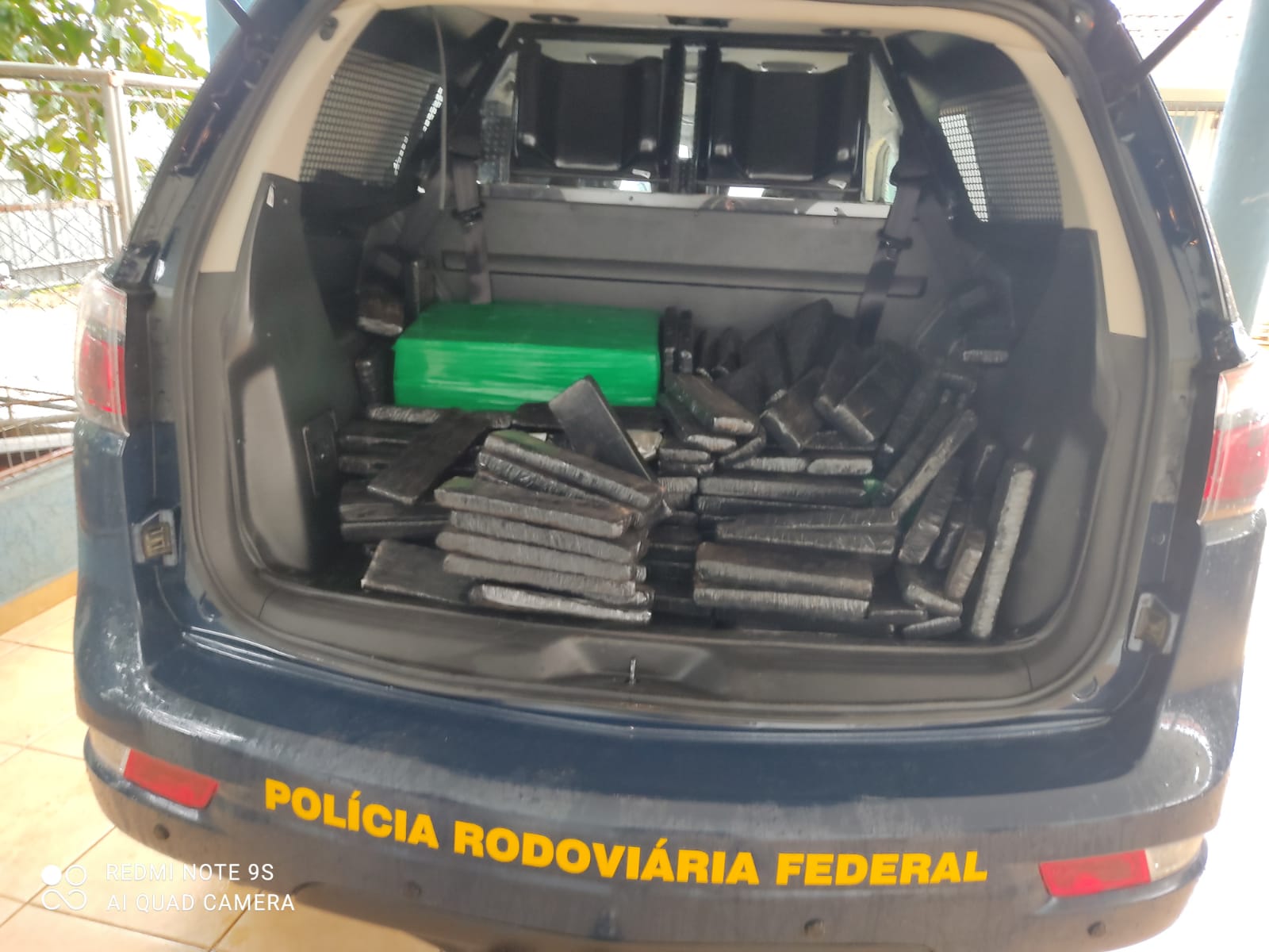PRF apreende mais de 160 kg de maconha e prende casal na BR-376, em Tibagi Imagem referente a PRF apreende mais de 160 kg de maconha e prende casal na BR-376, em Tibagi