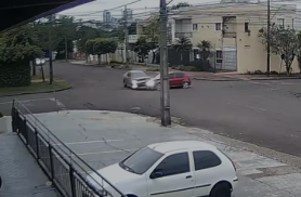 Vídeo mostra Golf atravessando preferencial e batendo contra Peugeot