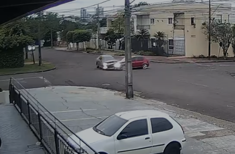 Vídeo mostra Golf atravessando preferencial e batendo contra Peugeot
