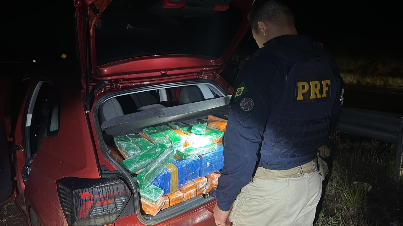 PRF apreende mais de 345 kg de maconha após veículo desobedecer ordem de parada em Jaguapitã