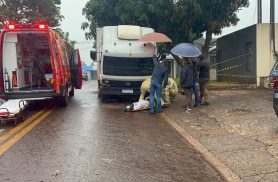 Homem é prensado por cabine de caminhão no Bairro Claudete