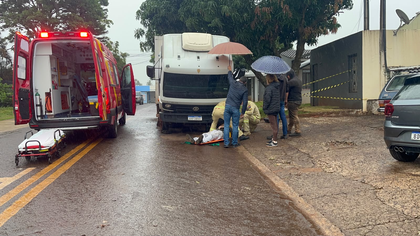Homem é prensado por cabine de caminhão no Bairro Claudete