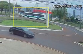 Veja como ocorreu acidente entre Zafira e ônibus do transporte público em Cascavel