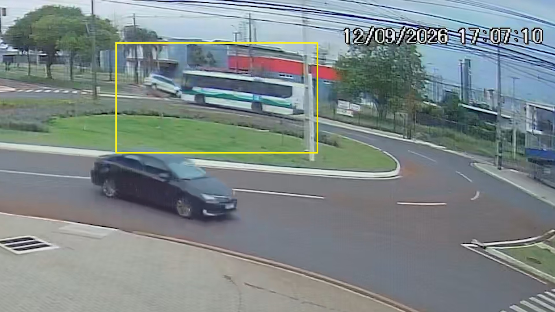 Veja como ocorreu acidente entre Zafira e ônibus do transporte público em Cascavel
