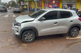 Kwid deixa Rua Paraná parcialmente interditada após acidente