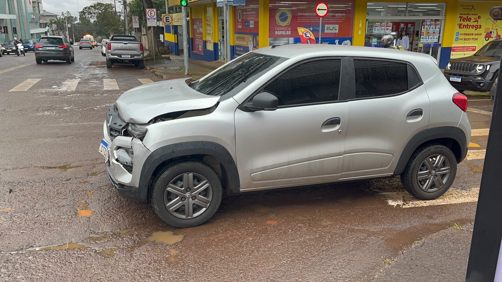 Kwid deixa Rua Paraná parcialmente interditada após acidente