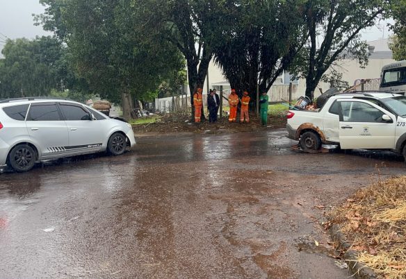 Carro da Prefeitura se envolve em colisão na Rua Manaus, em Cascavel